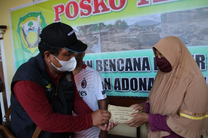Korban Banjir di NTT Terima Bantuan  